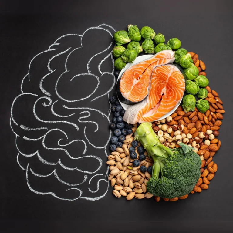 Foto representando la mitad de un cerebro y la midad de un plato de comida saludable para representar la relación fuerte entre salud mental y alimentación
